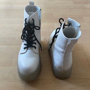 Steve Madden Bettyy White Platform Boot